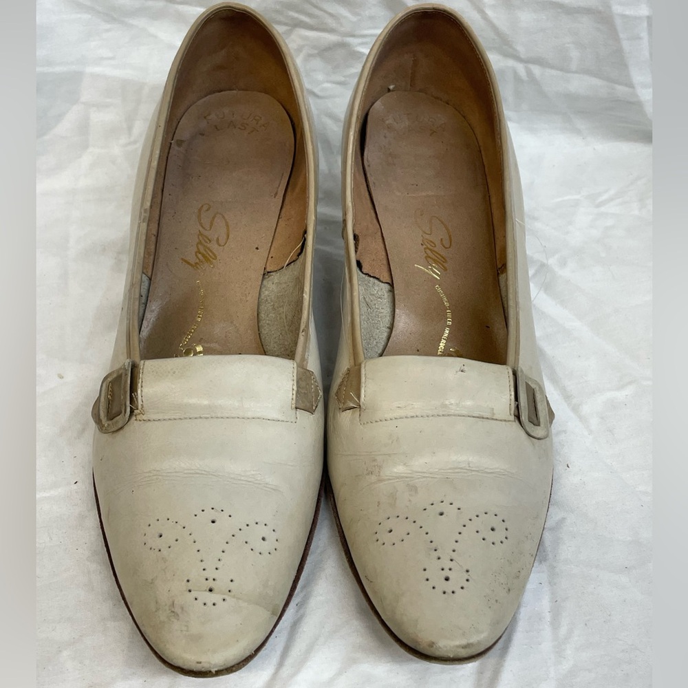 Vintage Selly leather Women's Cream kitten heel Loafers sz 9